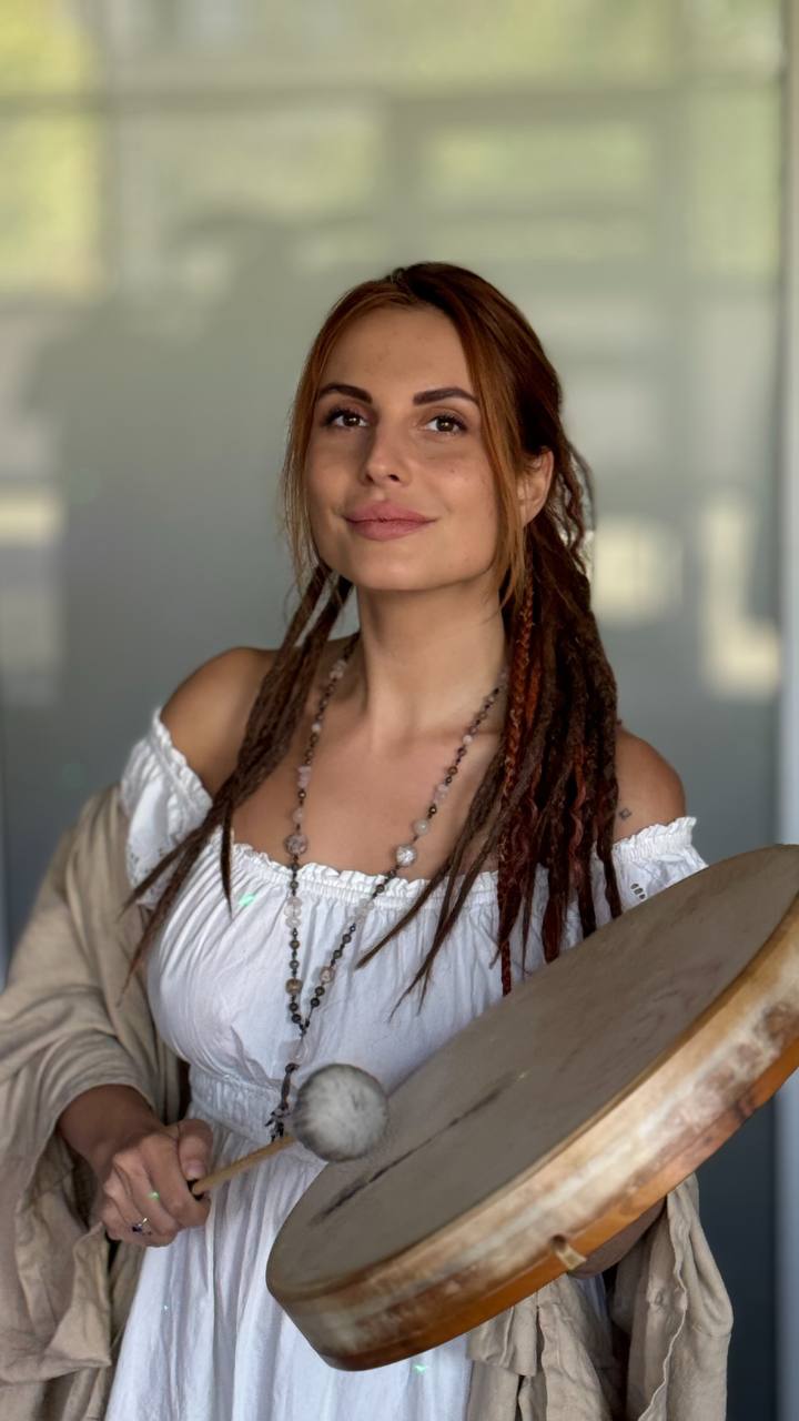 Сабина Богинина с шаманским бубном